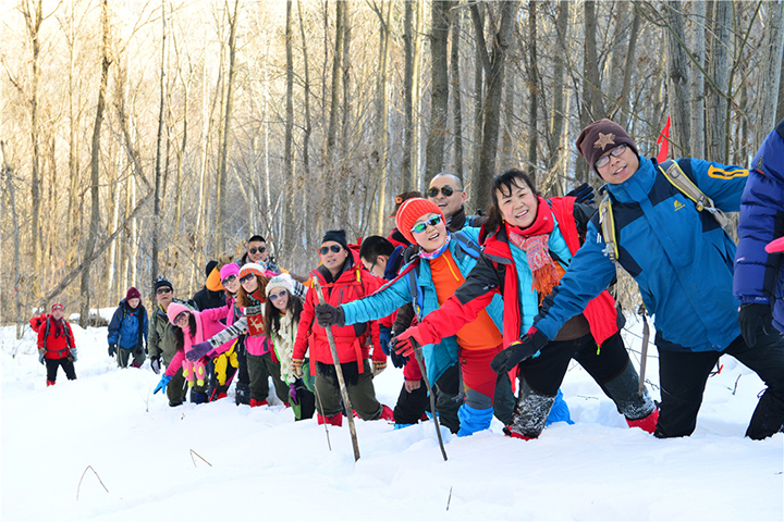 13.荒溝：雪中登山.jpg